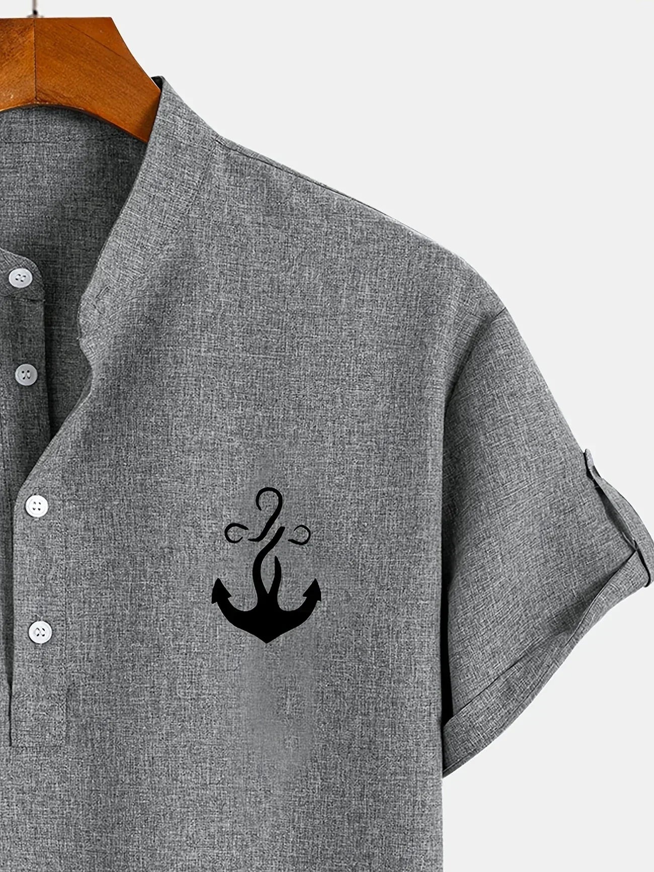 Camisa elegante de manga corta con cuello alto