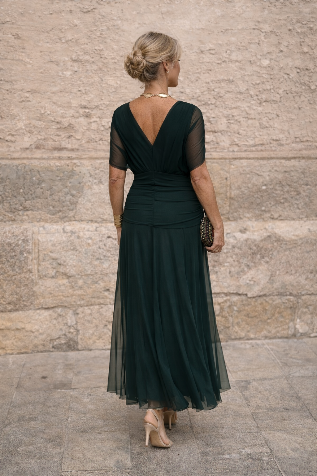 Elegante vestido largo con cuello en V
