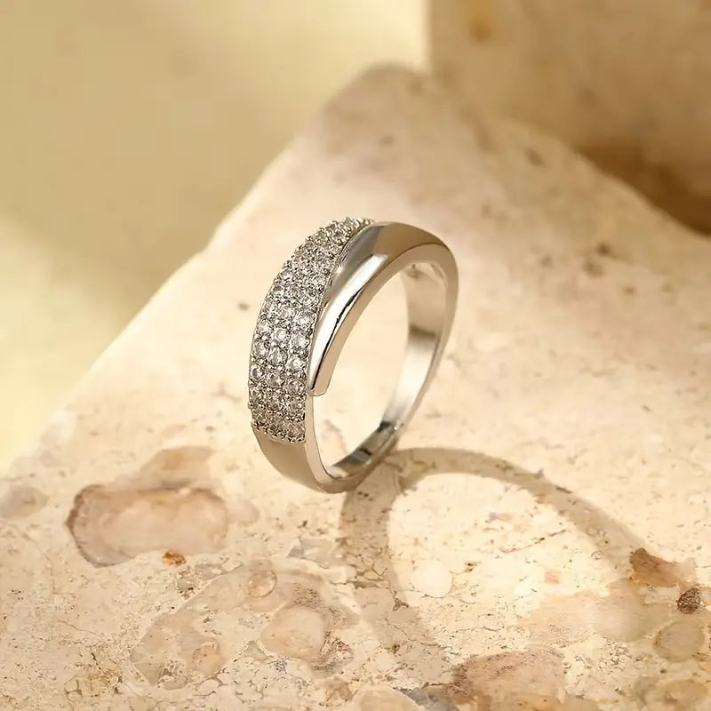 Elegante anillo de oro con piedras brillantes  (1 + 1 GRATIS)