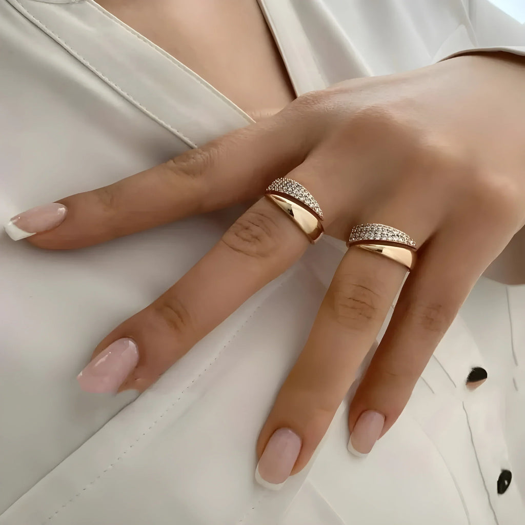 Elegante anillo de oro con piedras brillantes  (1 + 1 GRATIS)