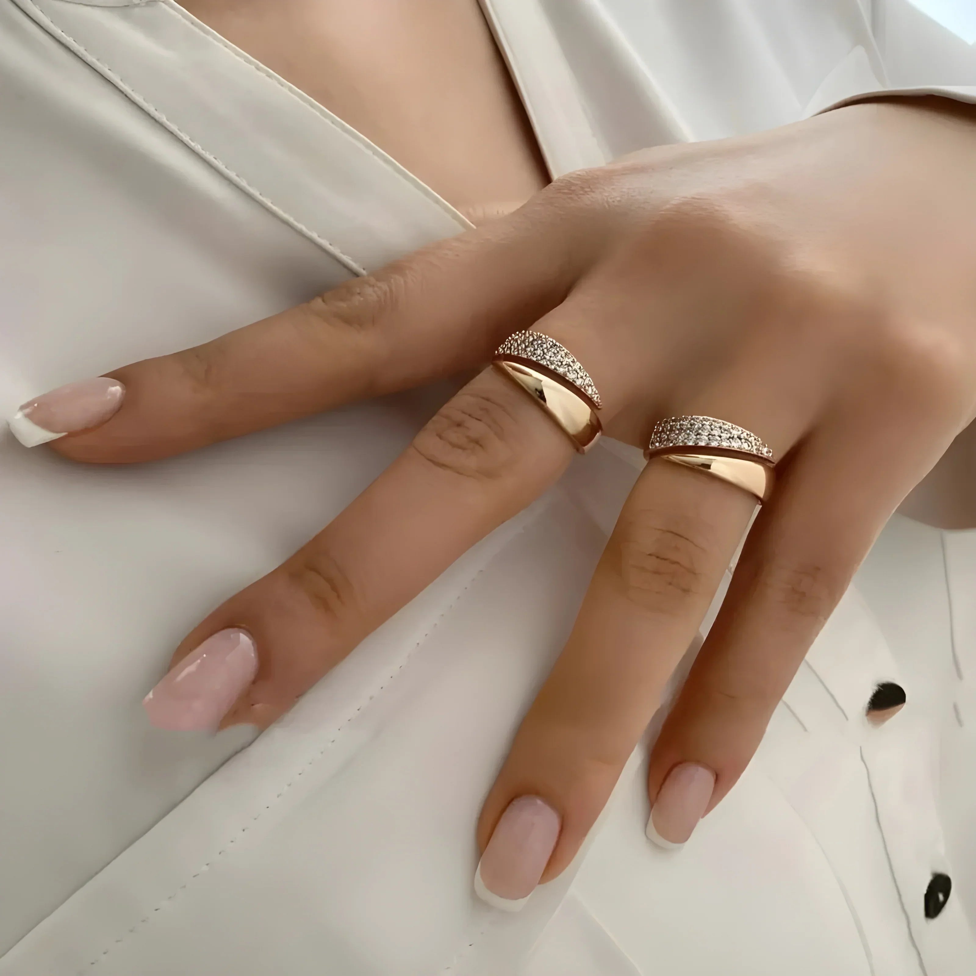 Elegante anillo de oro con piedras brillantes  (1 + 1 GRATIS)