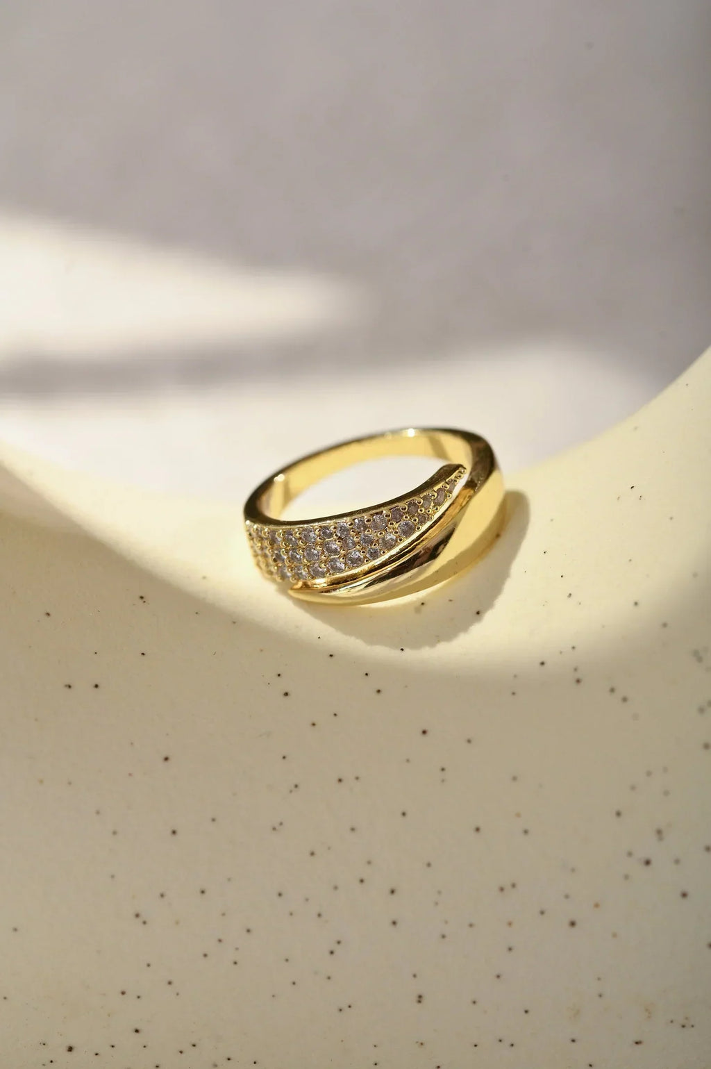 Elegante anillo de oro con piedras brillantes  (1 + 1 GRATIS)