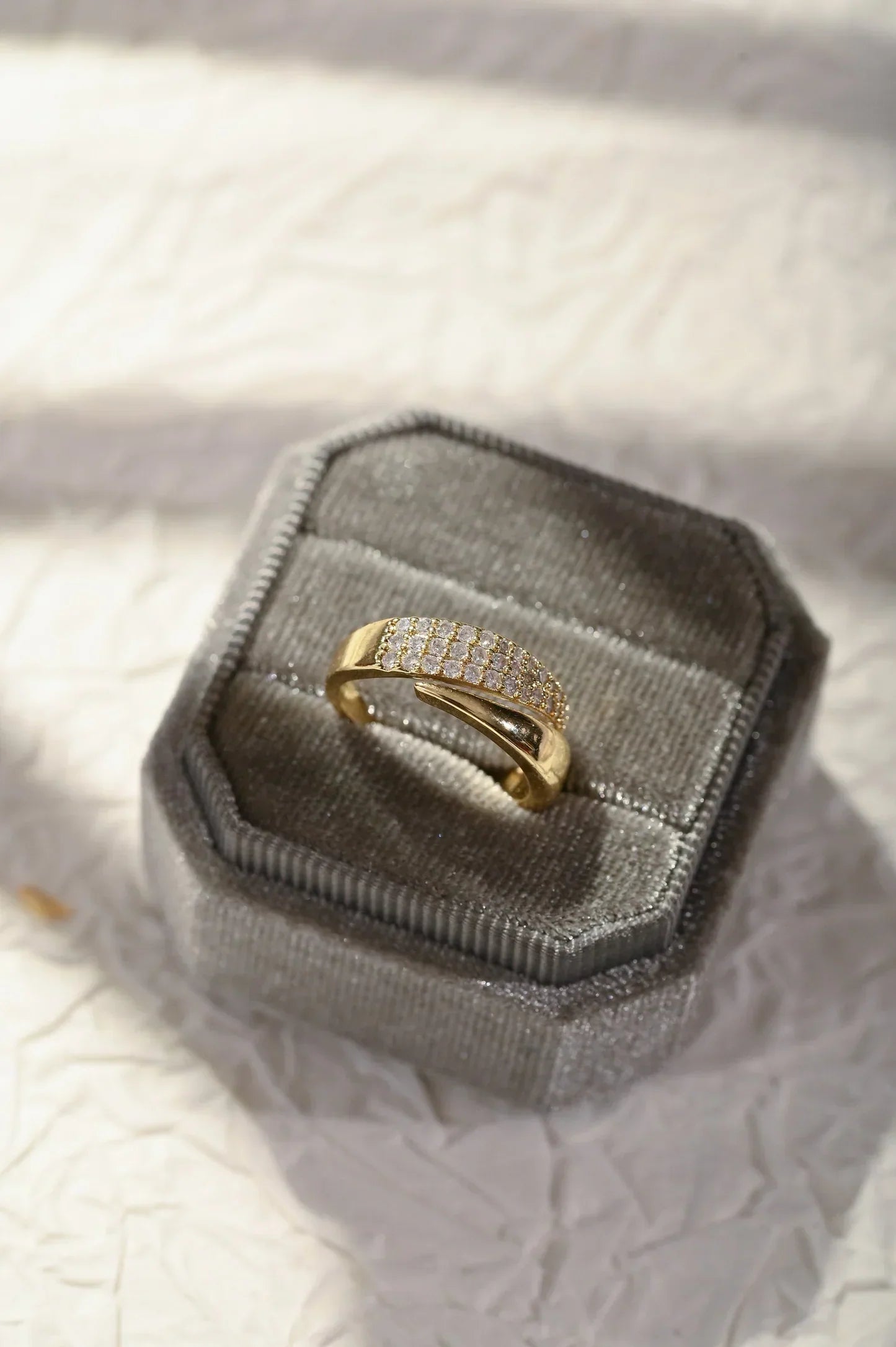 Elegante anillo de oro con piedras brillantes  (1 + 1 GRATIS)