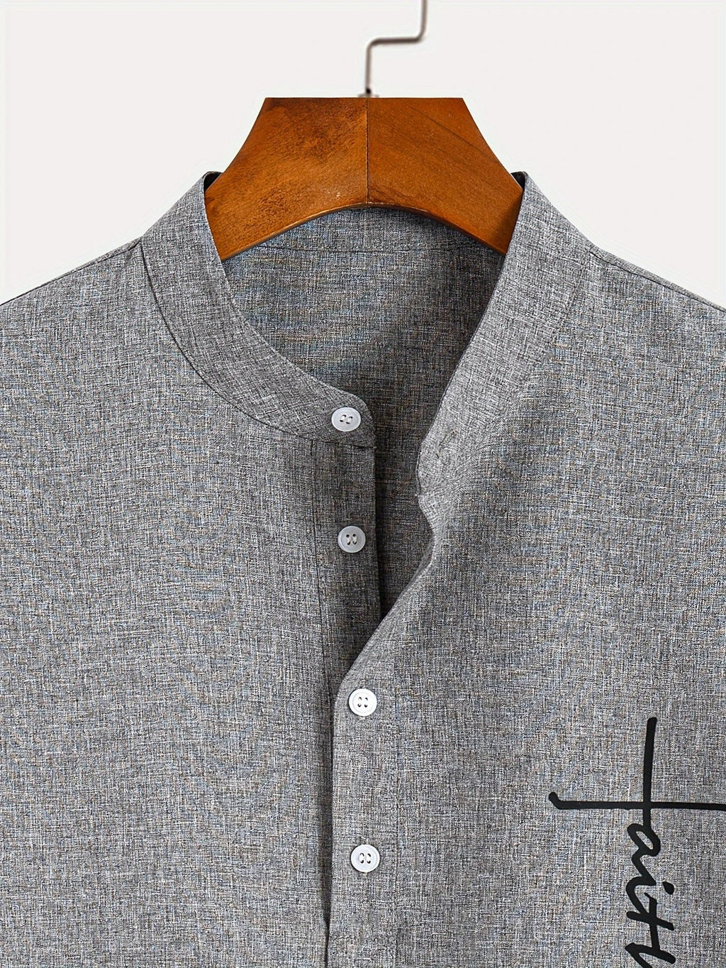 Camisa elegante de manga corta con cuello alto