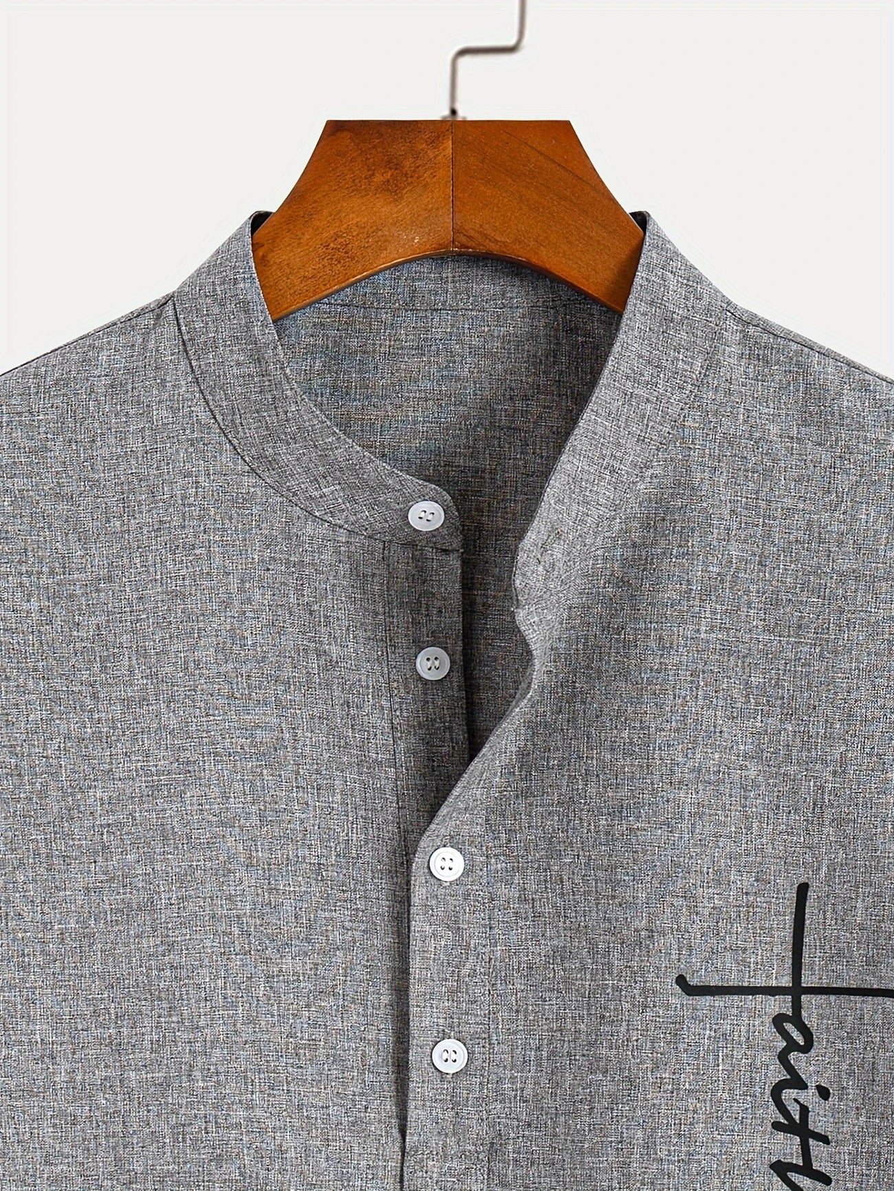 Camisa elegante de manga corta con cuello alto