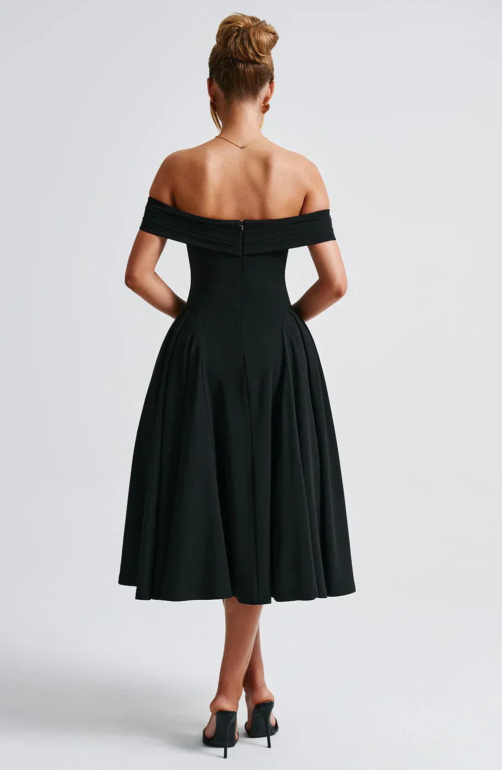 Elegante Vestido Midi Alexander Saint