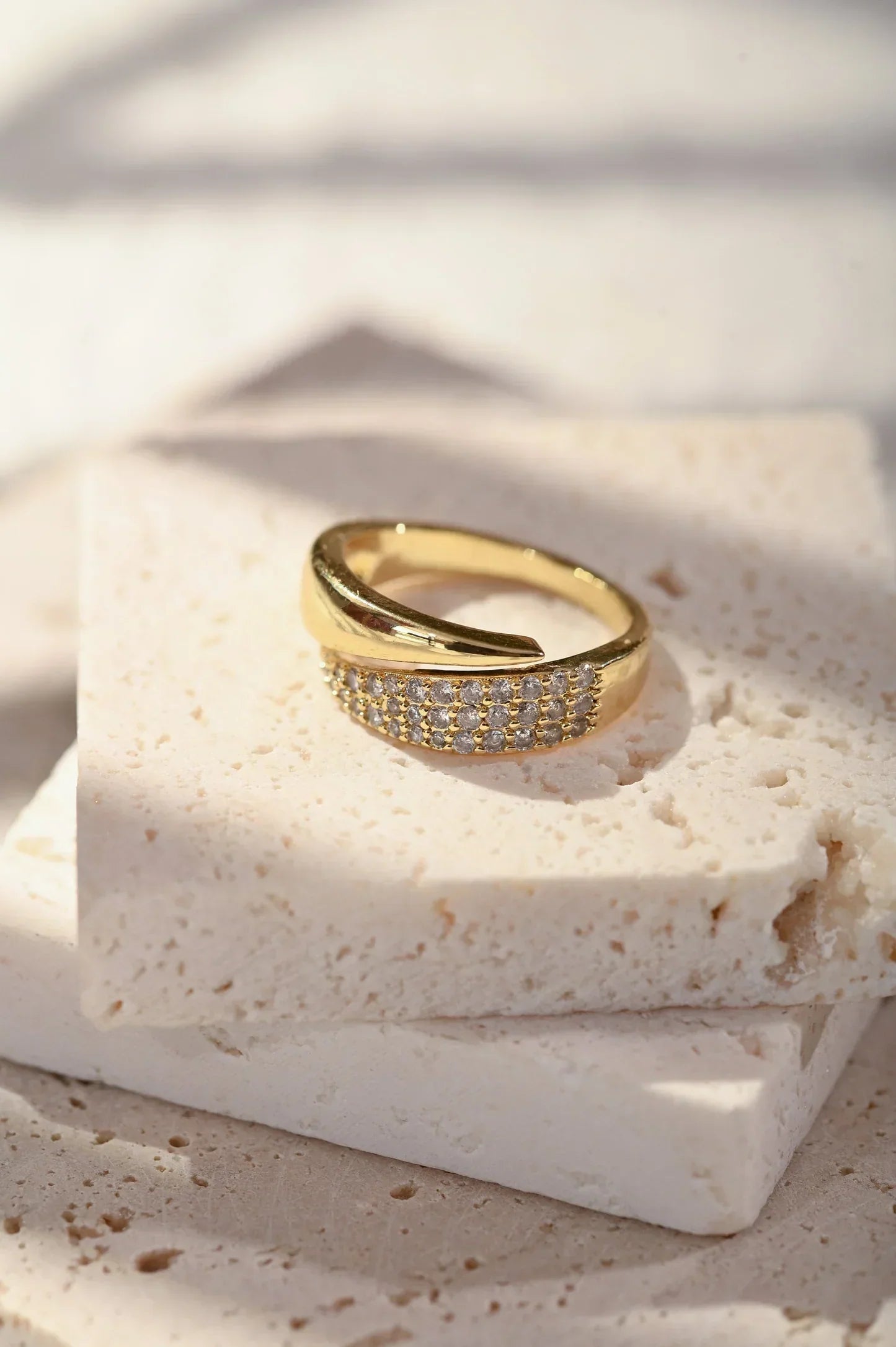 Elegante anillo de oro con piedras brillantes  (1 + 1 GRATIS)