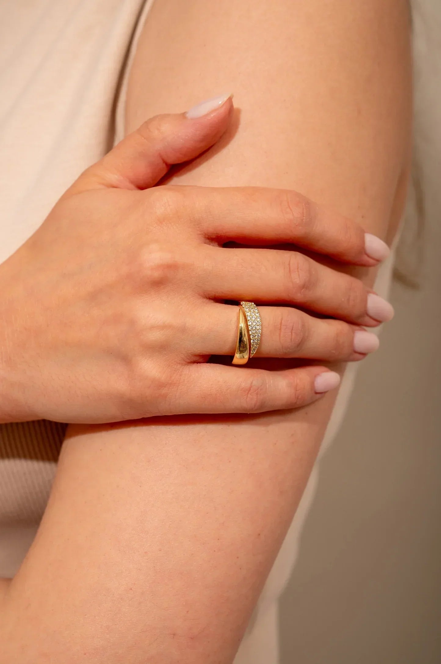 Elegante anillo de oro con piedras brillantes  (1 + 1 GRATIS)