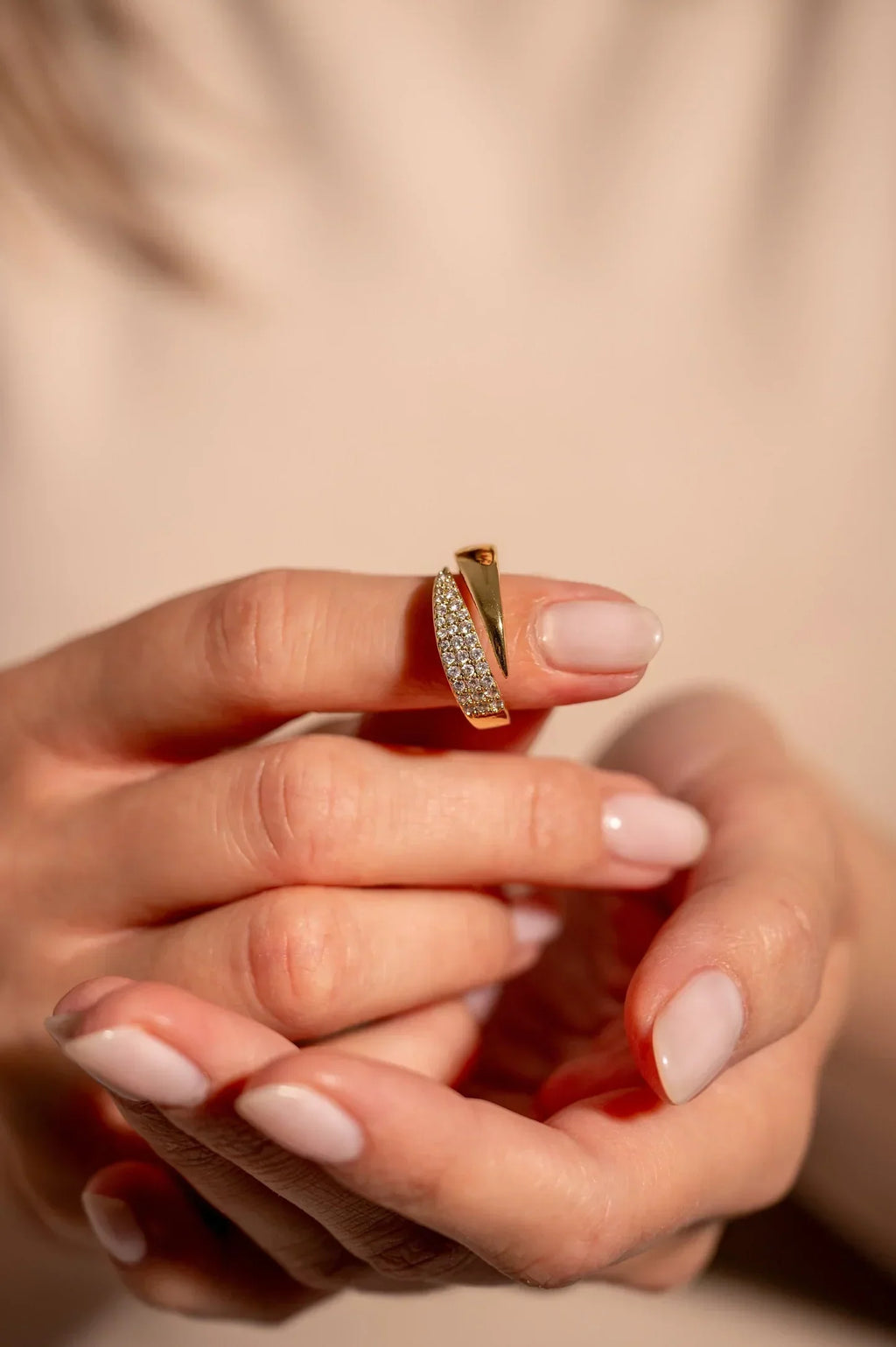 Elegante anillo de oro con piedras brillantes  (1 + 1 GRATIS)